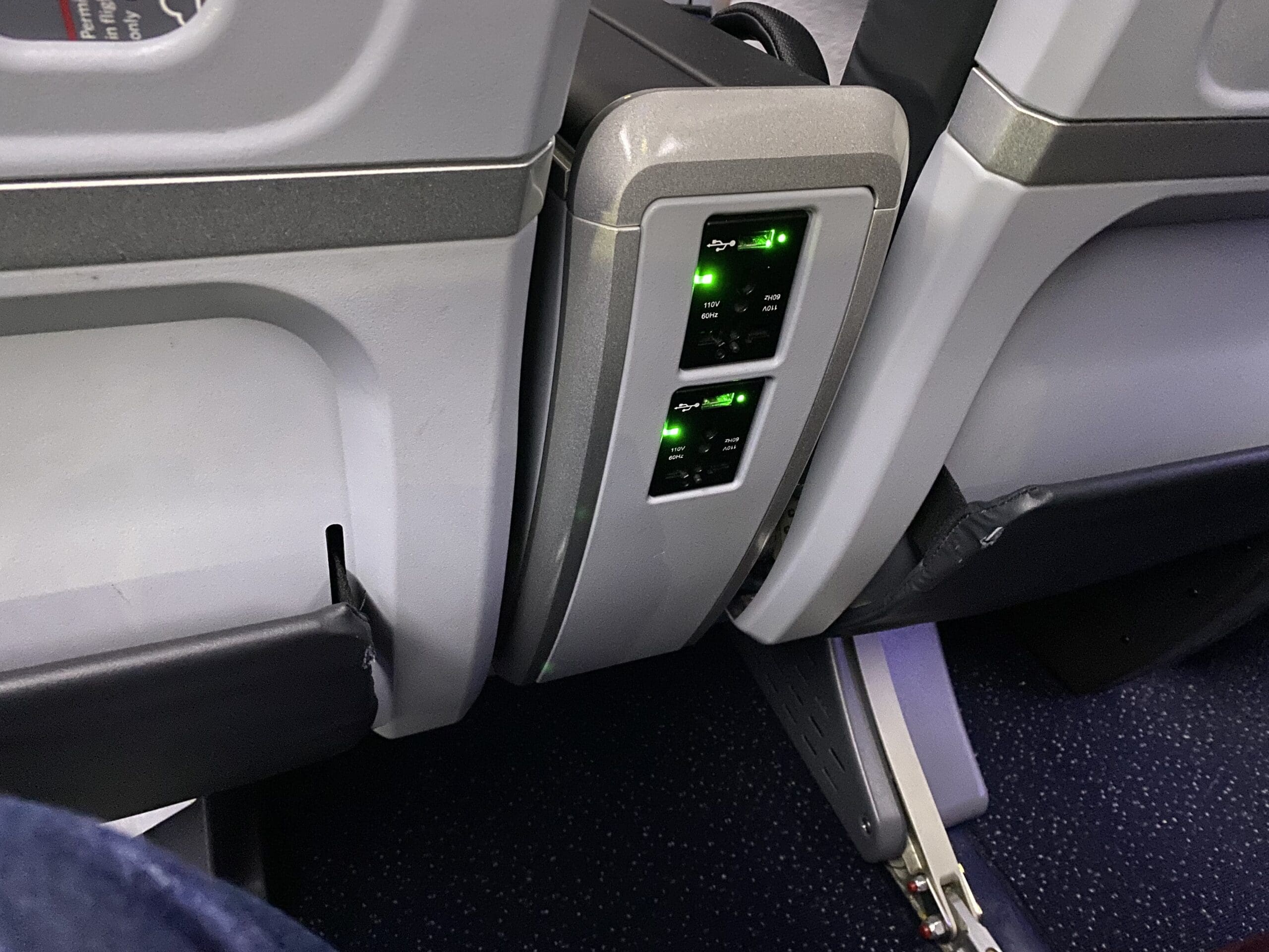 Delta Express デルタエクスプレス BACK CHANNEL Delta-Premium-Select-Comfort-Plus-767-400-Review-Power-Outlets-USB