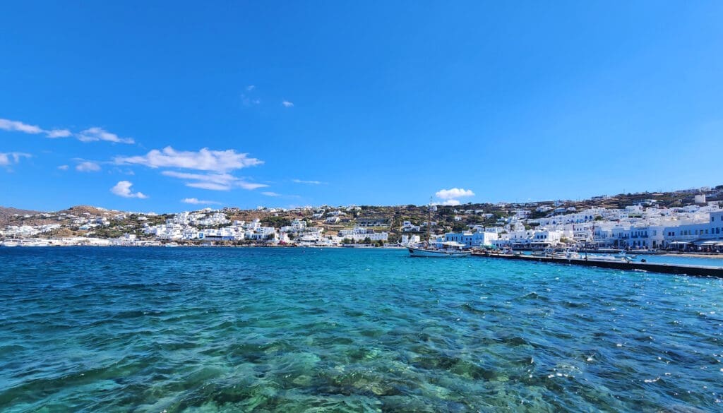 a body of water with buildings and boats on it