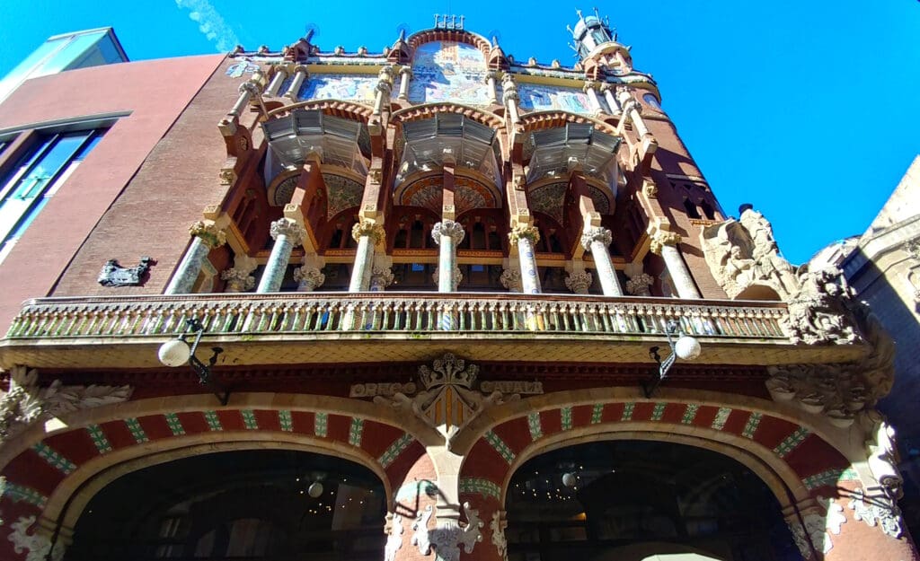 a building with many columns and a balcony