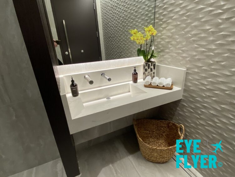 DeltaOneLAXcheckinrestroomsink Eye of the Flyer