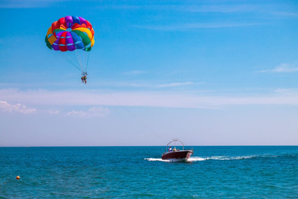 Parasailing boat ride. Extreme fun activity on the sea for people. (©iStock.com/valio84sl)