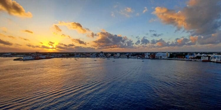 a body of water with buildings and boats in the water