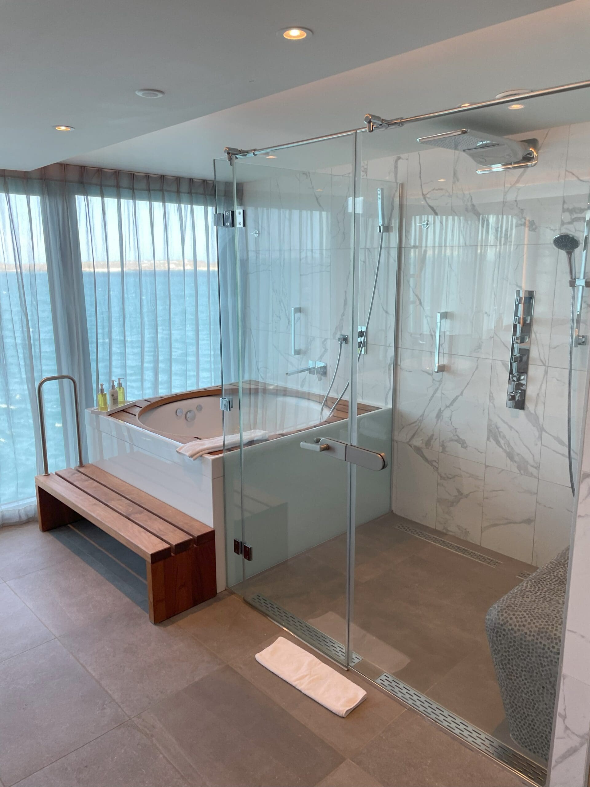 Picture of Celebrity Flora Penthouse Bath Shower and Tub - Eye of the Flyer