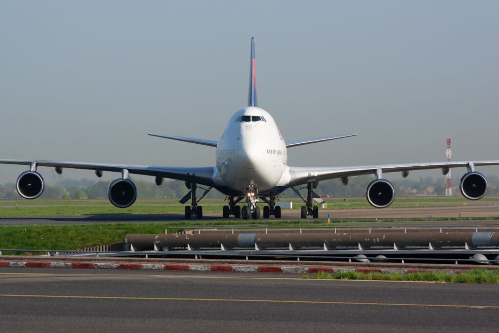 Paris / France - April 24, 2015: Delta Air Lines Boeing 747-400 N662US passenger plane arrival and landing at Paris Charles de Gaulle Airport (©iStock.com/Jozsef Soos)