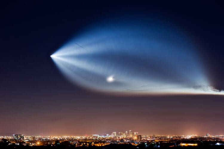 Phoenix, USA. 22nd Dec, 2017. The SpaceX Falcon 9 rocket, launched from Vandenberg Air Force Base as seen over downtown Phoenix, Arizona. The rocket was carrying 10 Iridium NEXT satellites into orbit. (©iStock.com/mdesigner125)