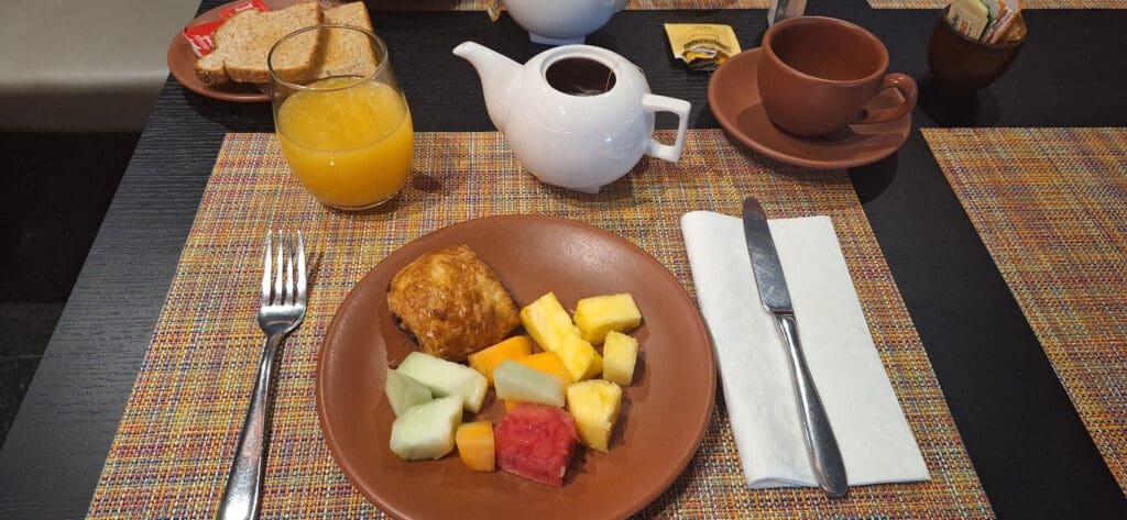 a plate of fruit and a teapot on a table
