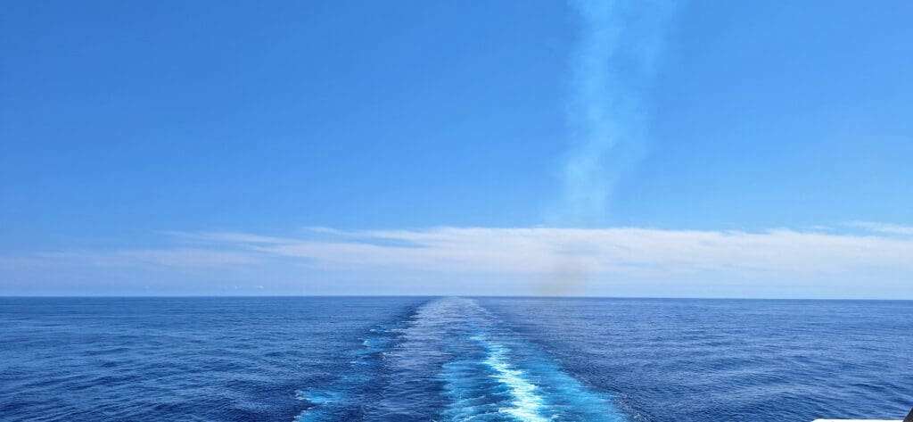 a wake of a boat in the ocean