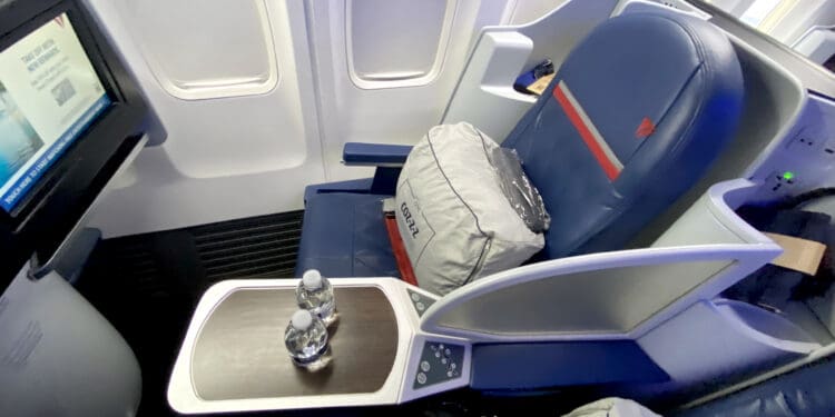 A Delta One seat on a Boeing 757 (©Chris Carley for Eye of the Flyer)