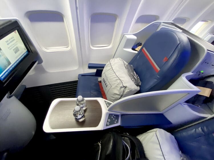 A Delta One seat on a Boeing 757 (©Chris Carley for Eye of the Flyer)