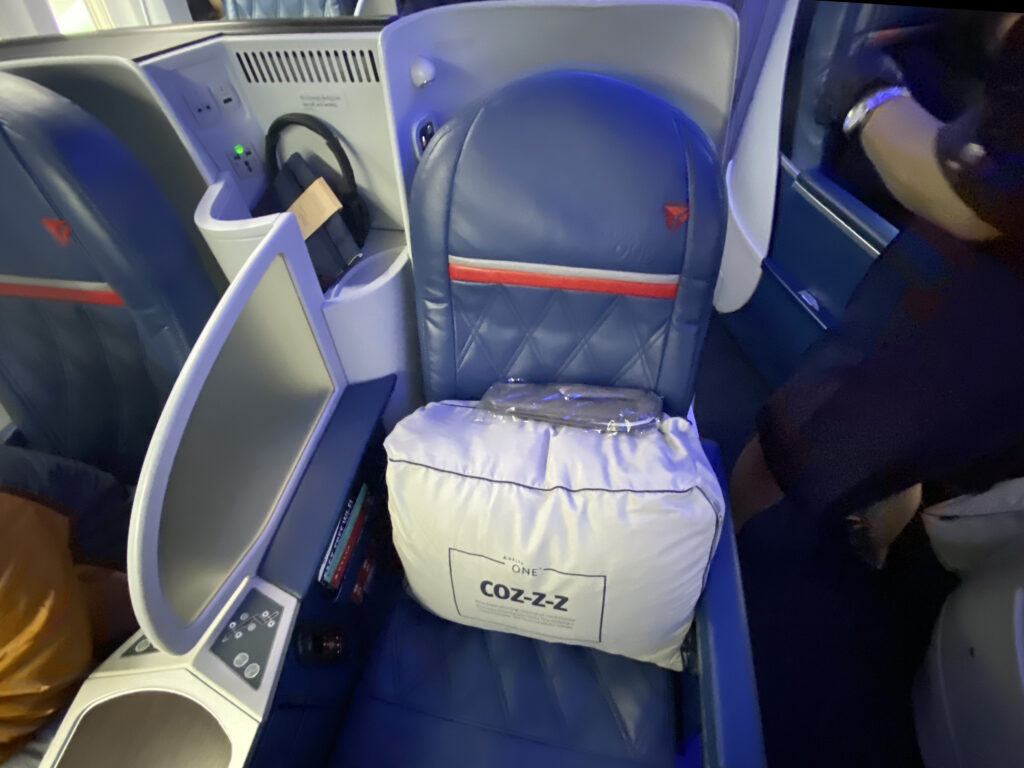 A Delta One seat on a Boeing 757 (©Chris Carley for Eye of the Flyer)