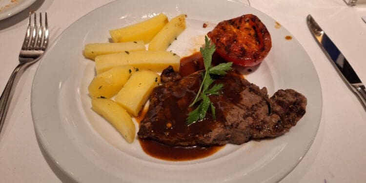 What to Expect from the free Main Dining on the NCL Norwegian Escape – How Good is the Food?