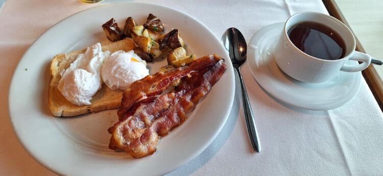 What to Expect from the free Main Dining on the NCL Norwegian Escape – How Good is the Food?