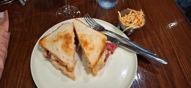 What to Expect from the free Main Dining on the NCL Norwegian Escape – How Good is the Food?