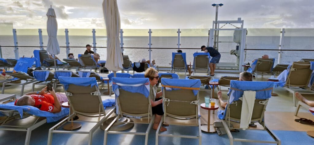 Un grupo de personas sentadas en la cubierta de un barco.