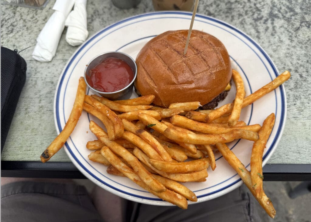 Cheeseburger at Whaler Beach Bar Venice (©EyeOfTheFlyer.com)