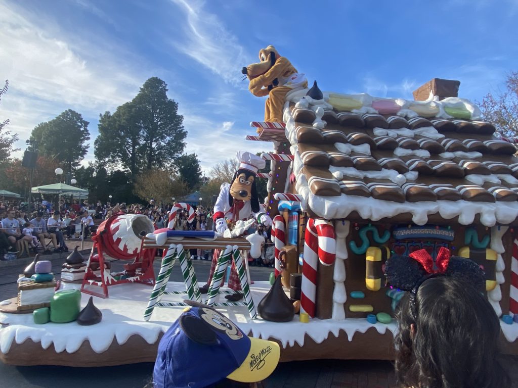 Disneyland holiday parade 2022